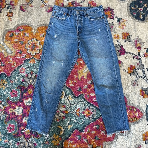 Red Line Selvedge Levi’s Icon Distressed Wedgie Fit Jean - Picture 2 of 16